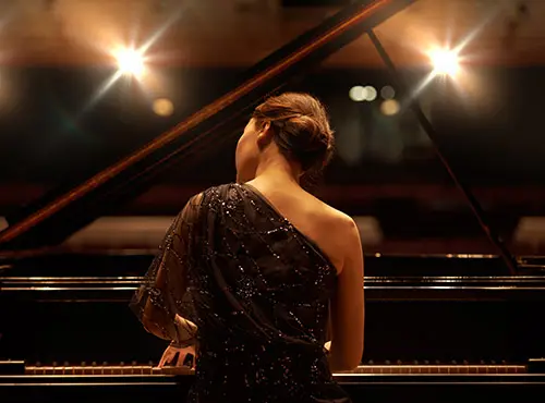 Schallschutz im Konzertsaal verbessert die Akustik – eine Pianistin bei ihrem großen Auftritt