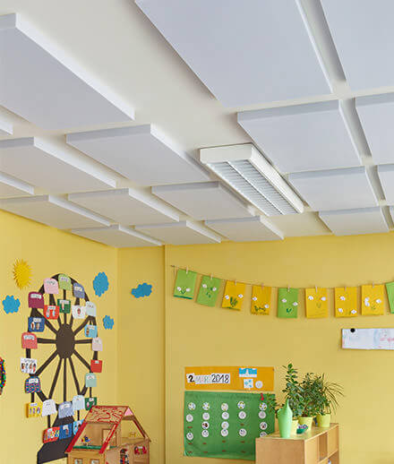 Schallabsorber FLAT Plus an der Decke eines Kindergartens