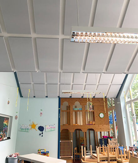 Schallabsorber FLAT Plus an der Decke eines Kindergartens