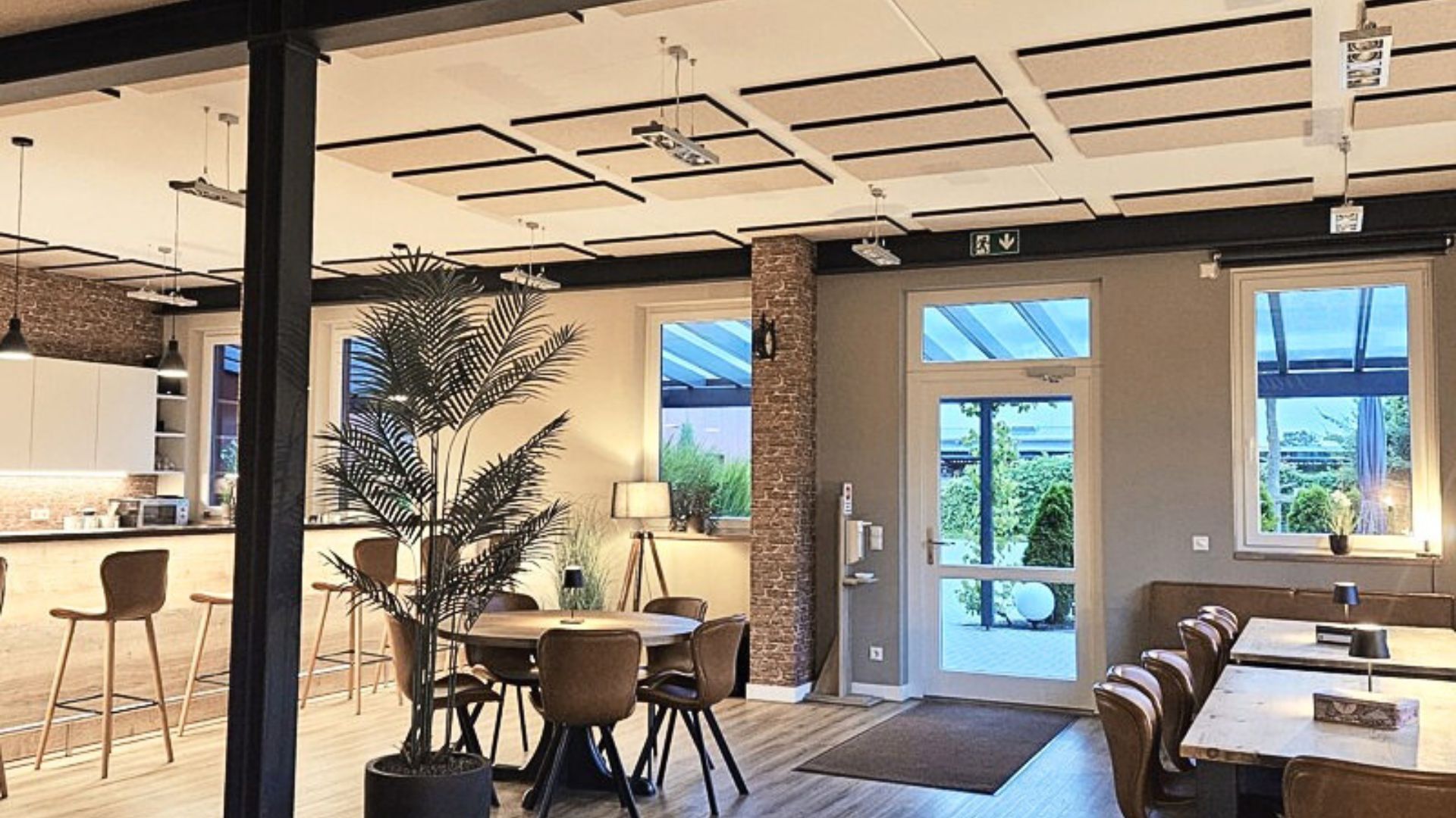 Wohnbereich mit Akustikelementen an Decke und Wand