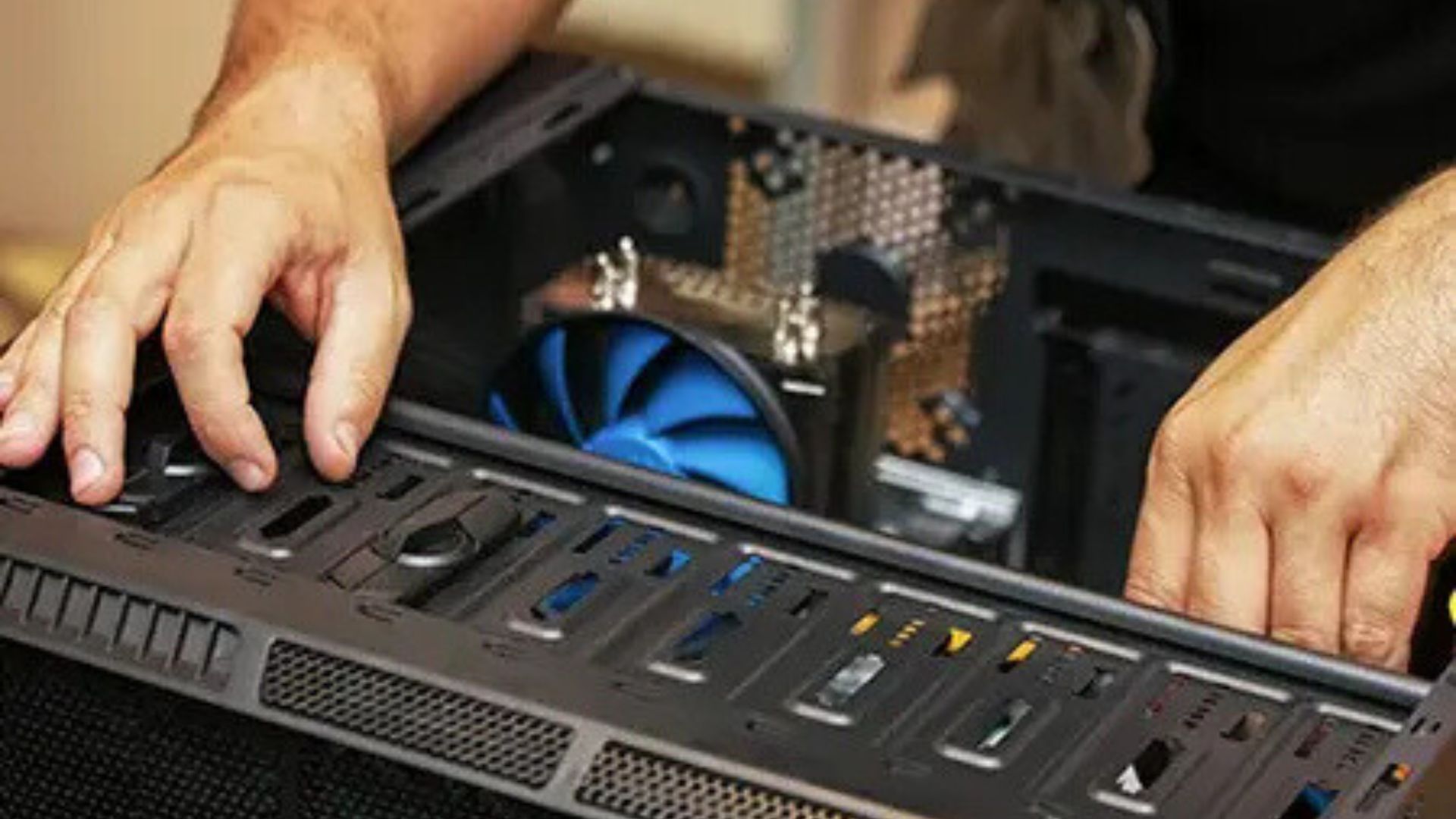 Geöffnetes Computergehäuse mit sichtbaren Komponenten und Händen bei der Montage