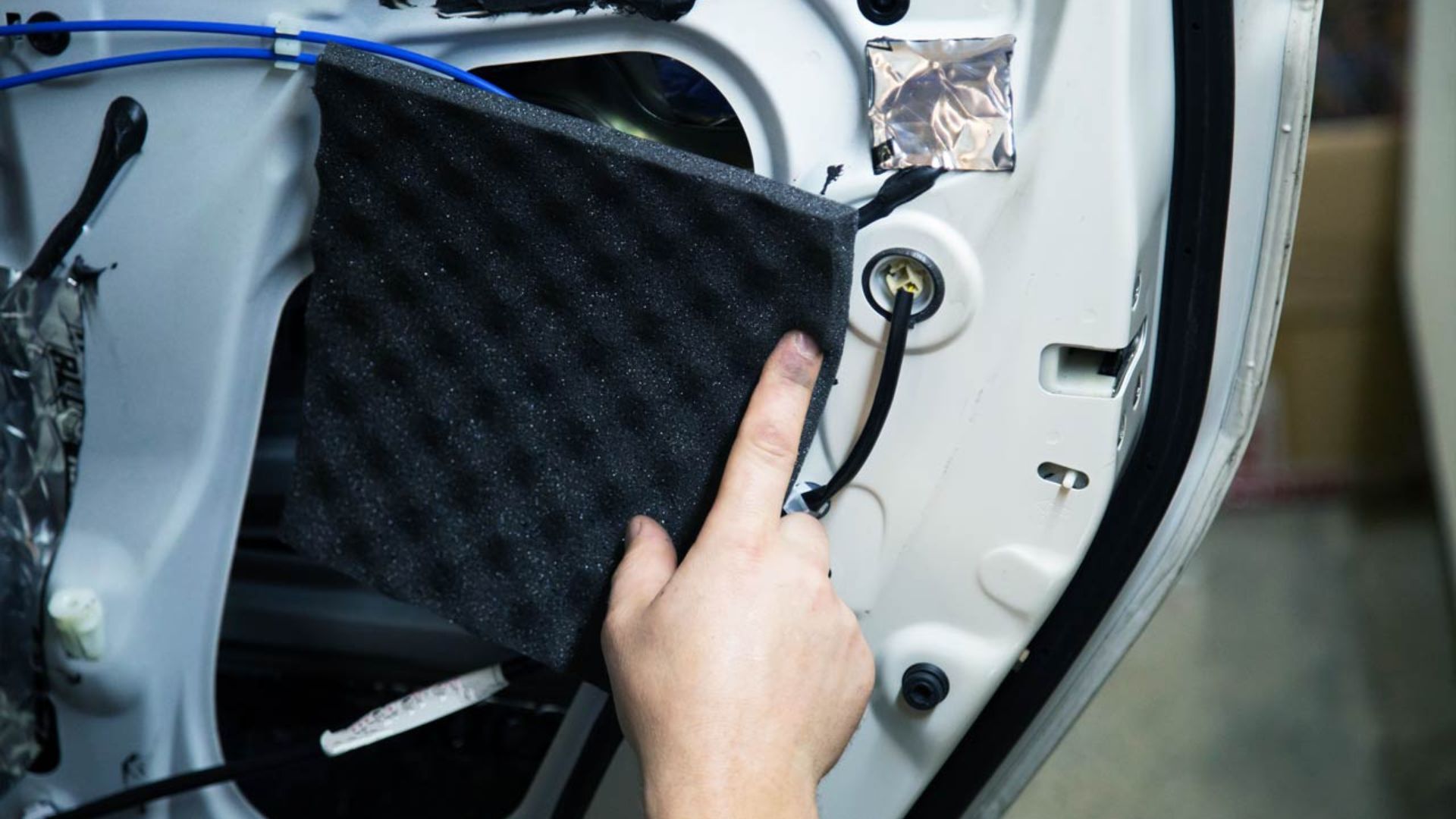 Innenraum einer Fahrzeugtür mit eingesetztem Dämmmaterial