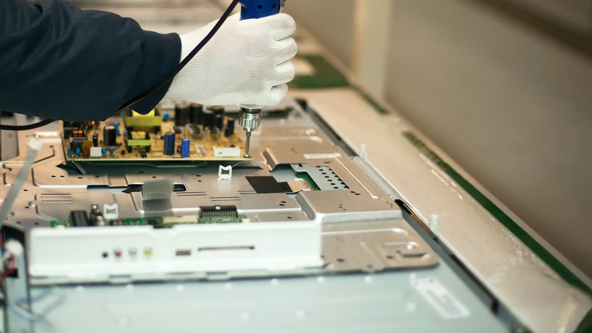 Arbeitsplatz im Gerätebau mit offenem elektronischem Gerät