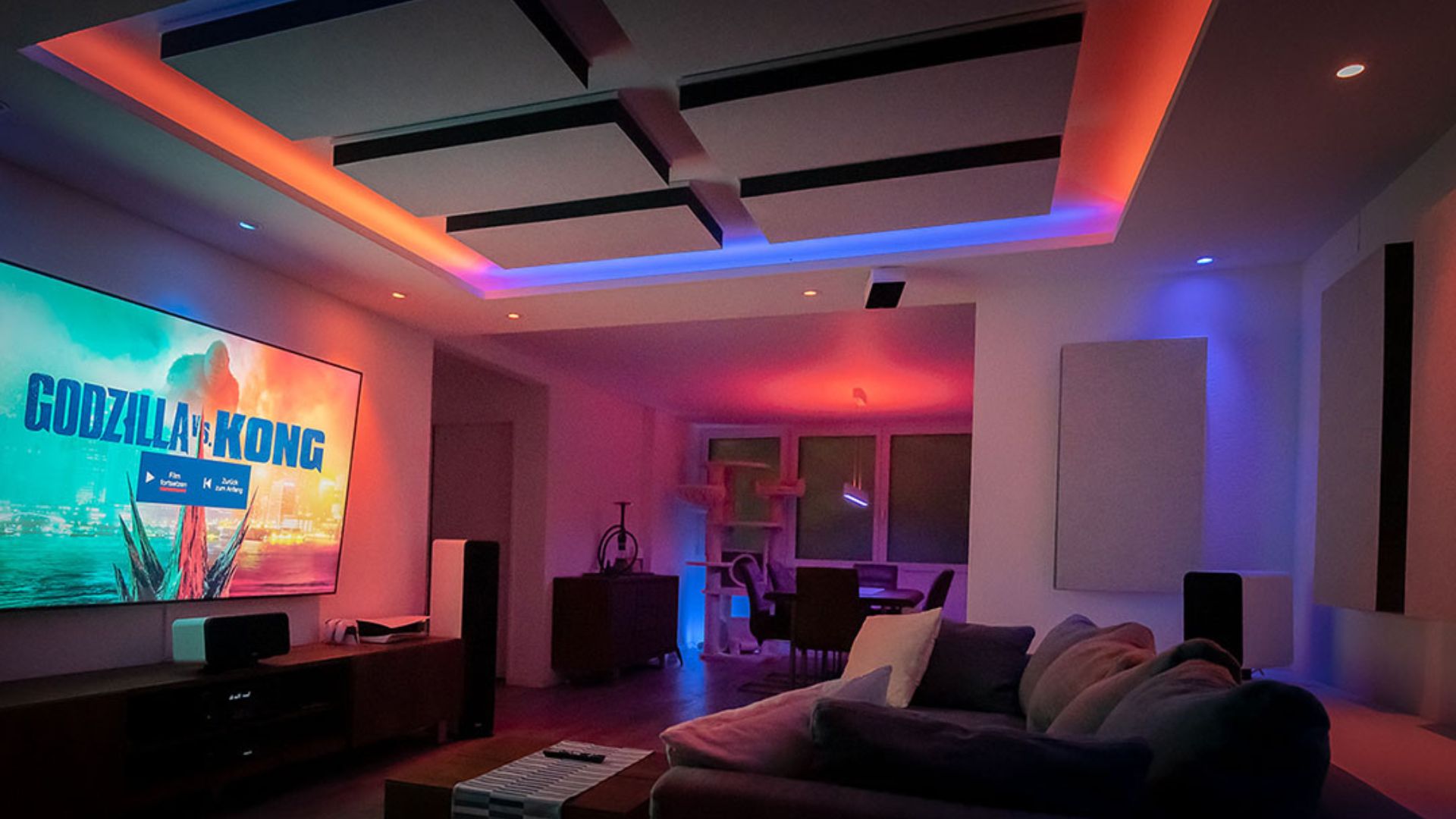 Wohnraum mit Leinwand, Beleuchtung und Akustikelementen für Heimkino