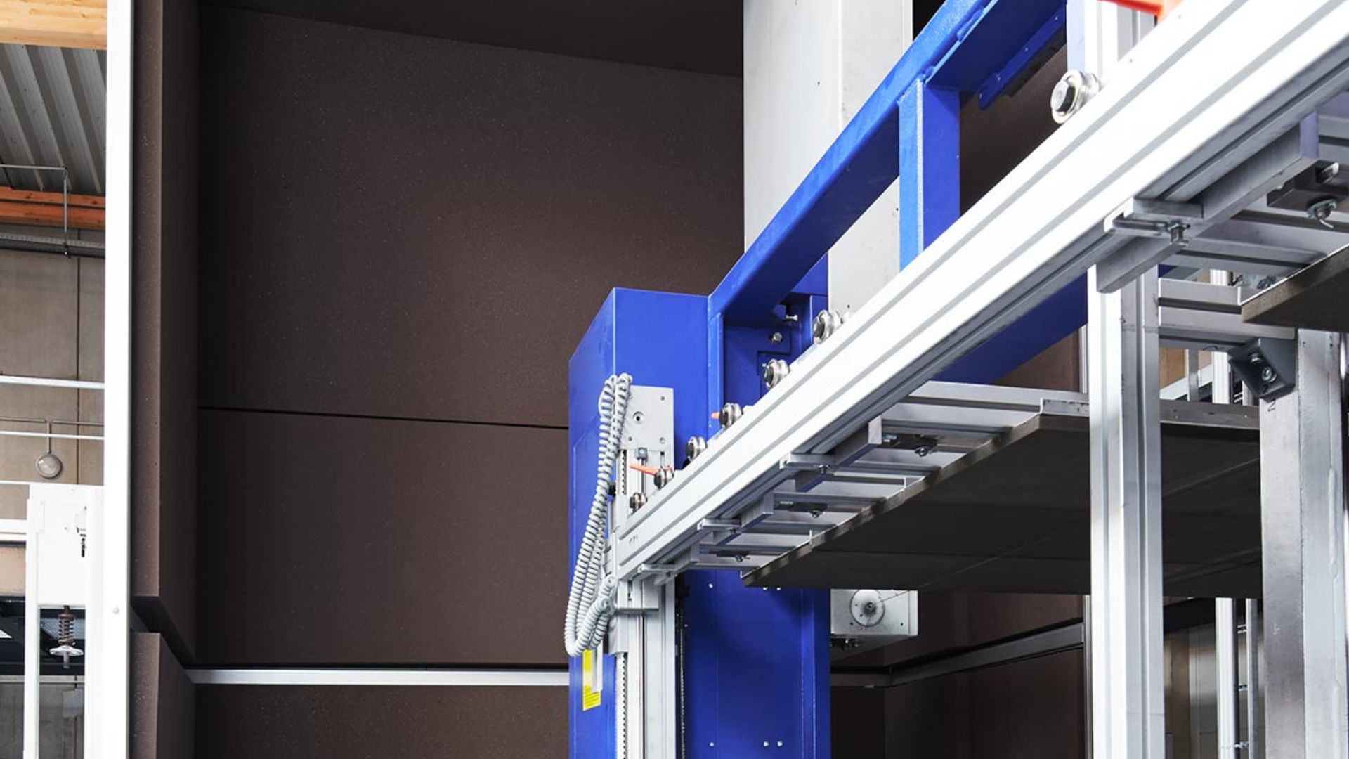 Maschinenanlage in industrieller Umgebung mit Schallschutzelementen