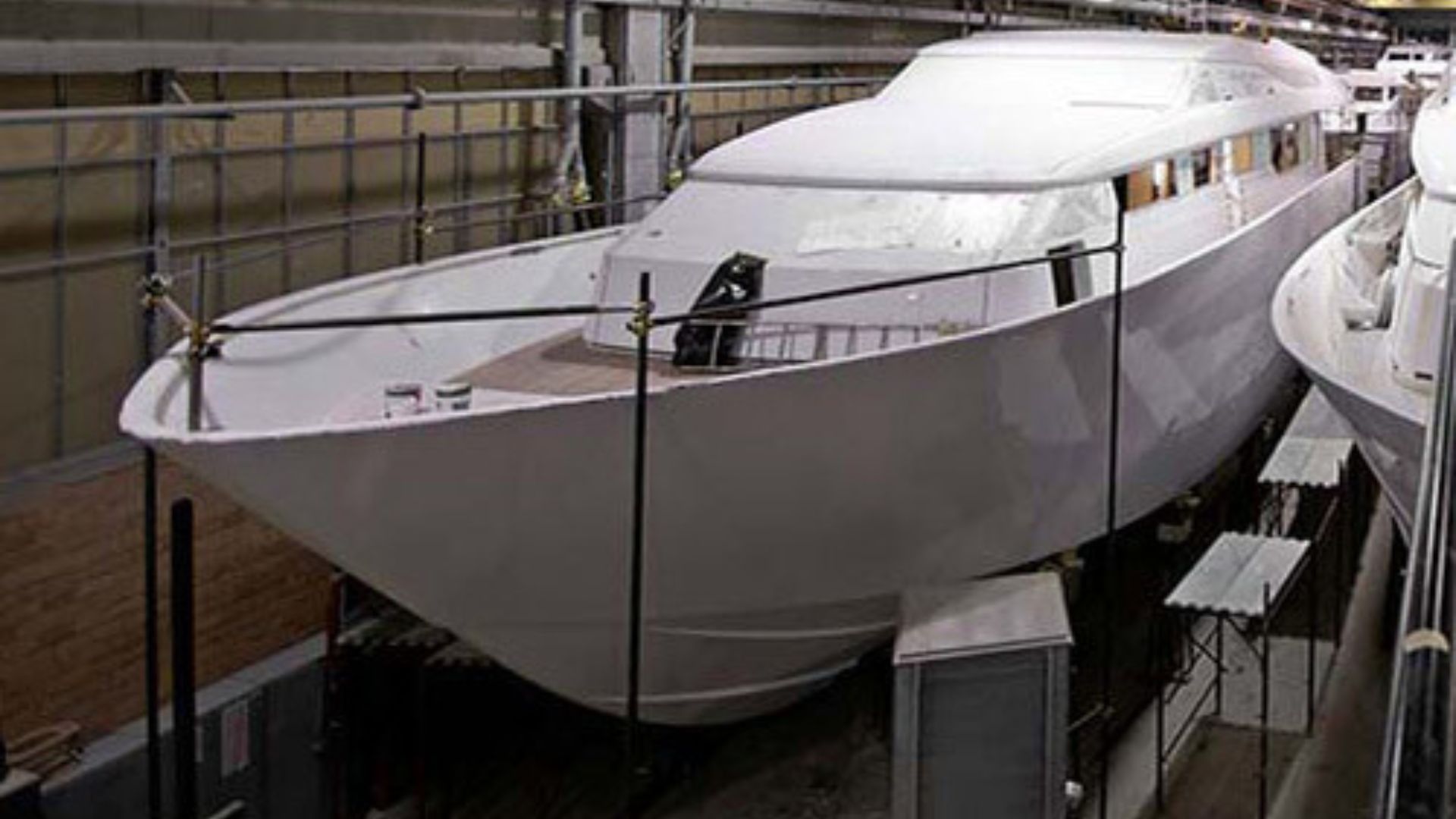 Bootsrumpf in einer Werfthalle während des Baus