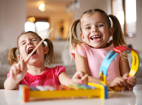 Lärm in Kindergarten und Schule Kinder im Kindergarten machen Lärm mit Instrumenten