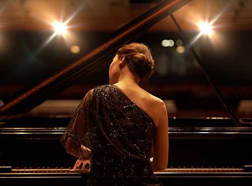 Gute Akustik im Konzertsaal für große Klangmomente Schallschutz im Konzertsaal verbessert die Akustik – eine Pianistin bei ihrem großen Auftritt