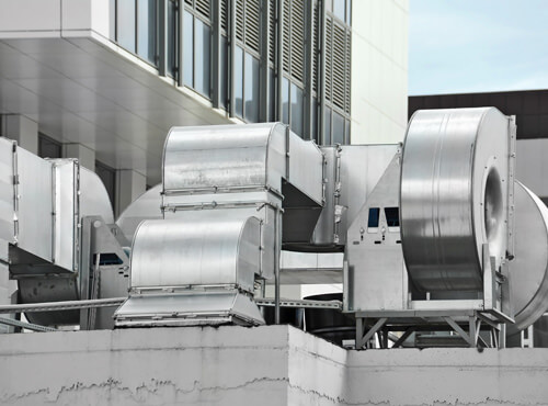 Blechkonstruktionen an großen Maschinen übertragen Schall. Eine große Maschinen mit Blechummantellung erzeugt ohne Schallschutz Vibrationen und Lärm.