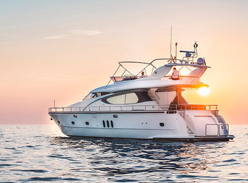 Schallschutz für Boote und Yachten Ein Boot liegt still im Wasser: Beim Schiffbau ist die Schalldämmung wichtig, um Lärm auf dem Boot oder der Yacht zu vermeiden.