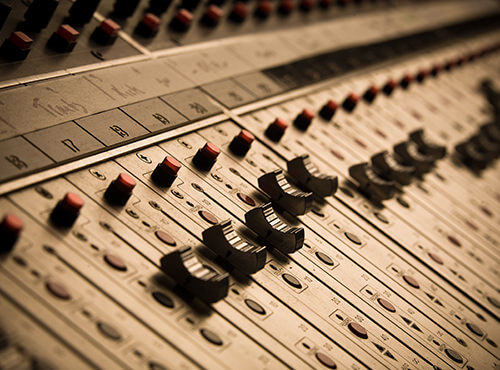 Ein Mischpult bei Studioaufnahmen im Tonstudio Ein Mischpult in einerm Aufnahmestudio für Tonaufnahmen
