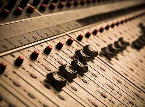 Ein Mischpult in einerm Aufnahmestudio für Tonaufnahmen