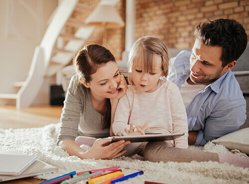 Eine gute Raumakustik in der Wohnung Eine Familie fühlt sich wohl – Schallschutz in der Wohnung.