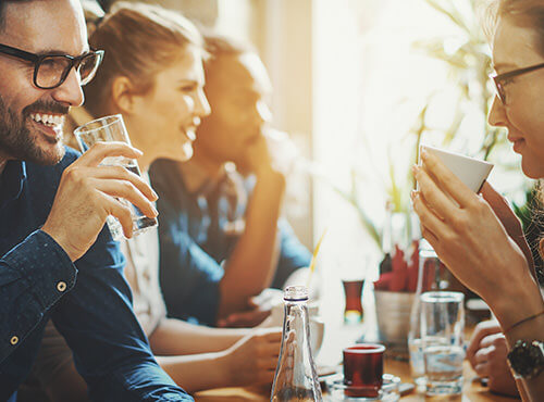 Schallschutz verbessert die Kommunikation Dank effektivem Schallschutz im Restaurant können sich die Gäste entspannt unterhalten.