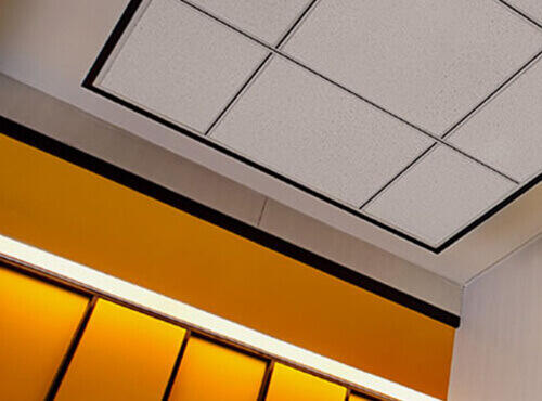 Schallisolierung von Wand und Decke im Konzertsaal/ in der Veranstaltungshalle Die Schalldämmung von Wand und Decke im Veranstaltungsraum schützt vor Lärm.