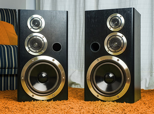 Dämmung eines Subwoofers Basslautsprecher und Subwoofer erzeugen starke Vibrationen und sollten daher ausreichend gedämmt werden.