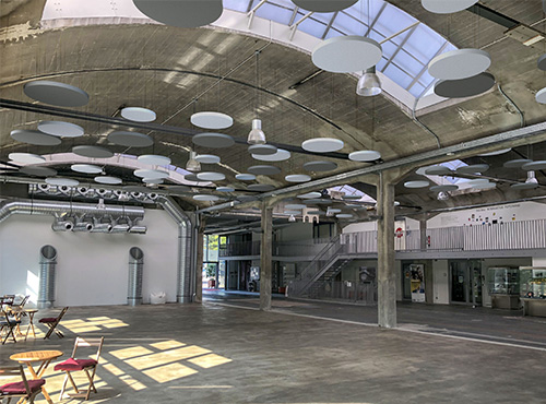 Schallschutz in der Messehalle Schallabsorber an der Decke der Messehalle oder Ausstellungshalle sorgen für weniger Lärm und gute Akustik.