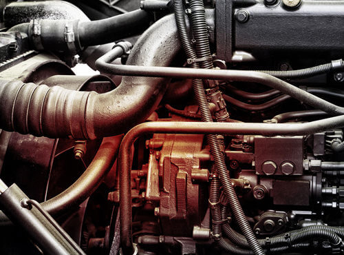 Motor erzeugt Lärm Ein Motor erzeugt Lärm, eine Schalldämmung sorgt für Ruhe.