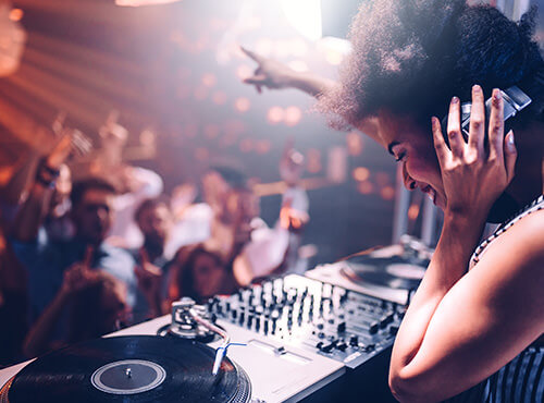 Perfekter Sound – Schallschutz in der Disco oder im Cub Die Gäste feiern ausgelassen zur Musik. Schallschutz sorgt für optimalen Klang in Disco und Club und verringert Lärm..