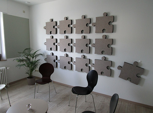 Schallabsorber in der Warteecke Schallabsorber in Puzzle-Form im Wartebereich einer Praxis