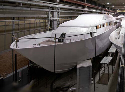 Schalldämmung im Schiffbau Ein Schiff liegt in der Werft: Schalldämmung spielt schon beim Schiffbau eine wichtige Rolle.