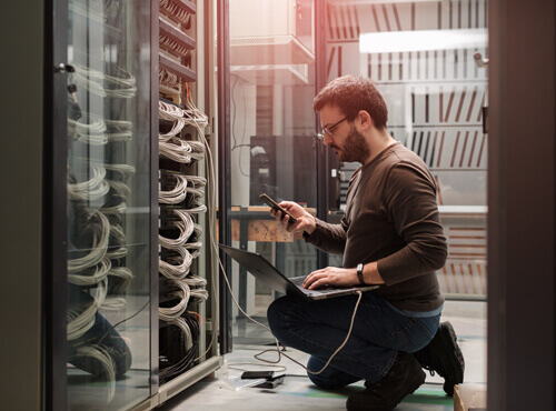Schallisolierung im Serverraum Ein Mitarbeiter überprüft die Technik im schallgedämmten Serverraum.