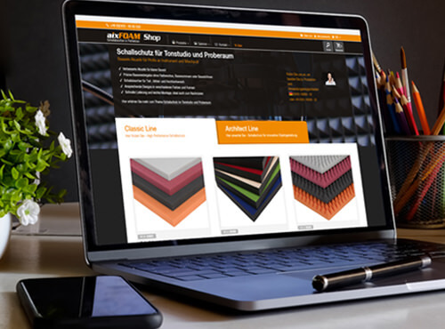 Schallabsorber online im aixFOAM Shop kaufen Ein Laptop zeigt den aixFOAM Online Shop mit Schallabsorbern und Schallschutz Produkten zur Auswahl.
