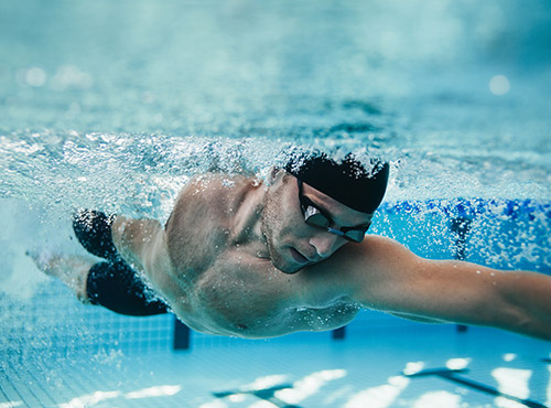 Schallschutz in der Schwimmhalle Schallschutz im Schwimmbad verbessert die Raumakustik für Sportler und Besucher.