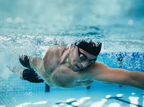 Schallschutz im Schwimmbad verbessert die Raumakustik für Sportler und Besucher.
