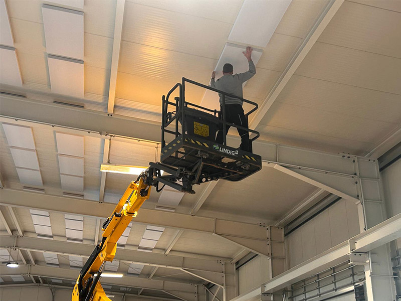 aixFOAM Schallabsorber in einer Industriehalle