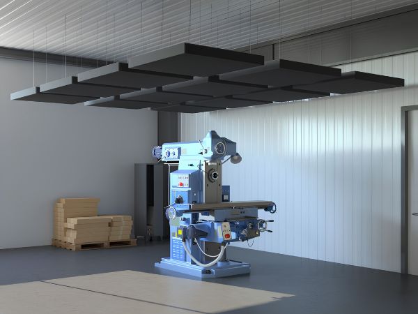 Schallabsorber mit HANGER über einer Maschine