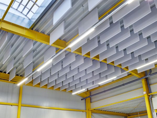 Schallabsorber an onestring in einer Halle