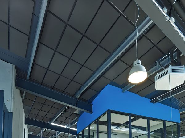 Schallabsorber mit STICKY in einer Halle