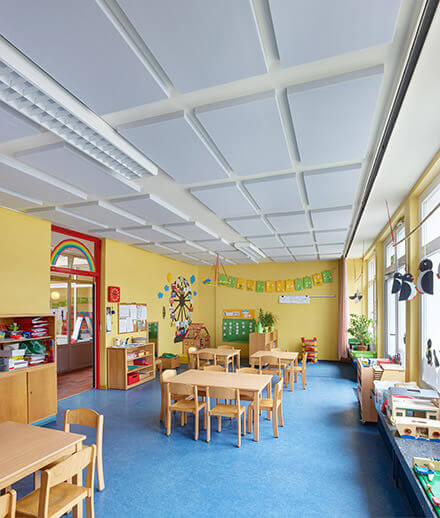 Schallabsorber FLAT Plus an der Decke eines Kindergartens