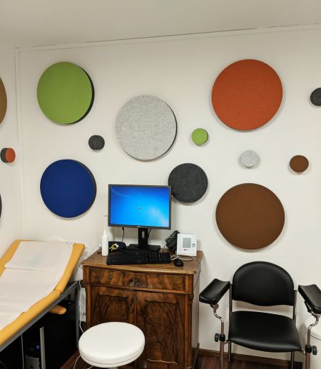 aixFOAM Schallabsorber FELT Drop in verschiedenen Farben und Größen in einem Behandlungszimmer