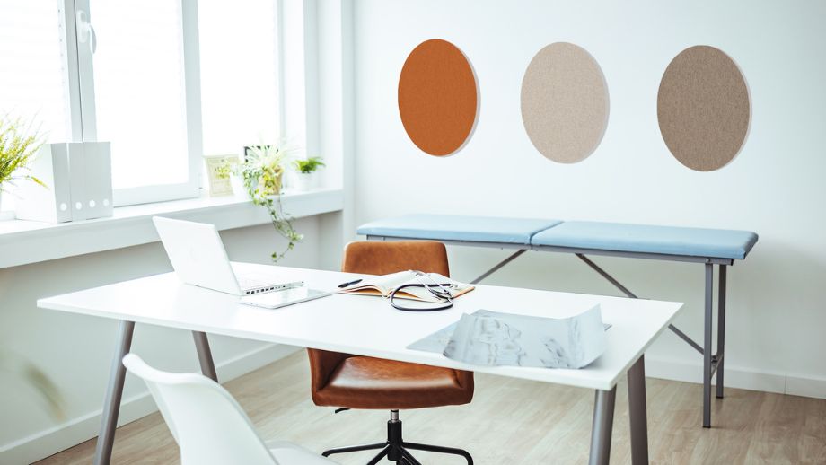 aixFOAM Schallabsorber FELT Drop in einem Behandlungszimmer