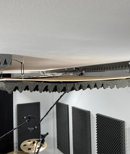 Absober im Schlagzeug Heim-Studio vor dem Umbau an der Decke