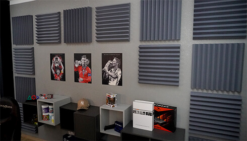 aixFOAM ROW Tiles an der Wand im Gaming-Raum