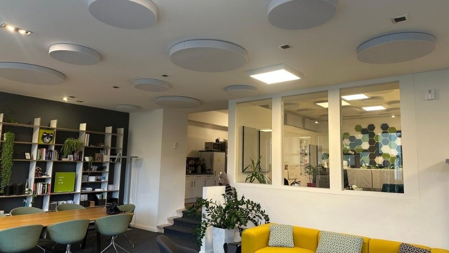 aixFOAM Deckenabsorber STICKY Drop in einem Büro