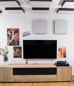 Selbstklebende aixFOAM Schallabsorber an Wand und Decke im Hifi-Studio
