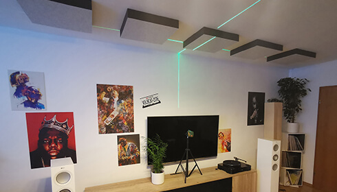 Selbstklebende (STICKY) Akustikabsorber an der Decke im Hifi-Studio