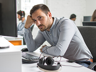 Lärm am Arbeitsplatz? Schallschutz im Büro soll für Ruhe sorgen.