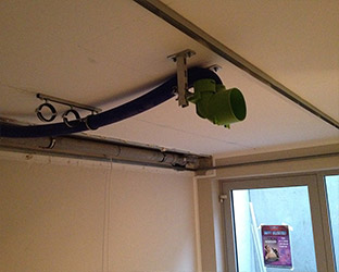 De ventilatie in de thuisbioscoop is in het plafond gemonteerd.