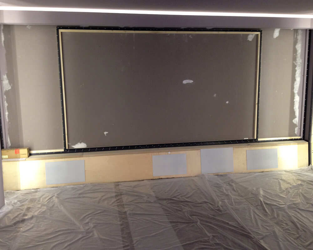 A frame construction made of square-profile batons is also built along the outer edges of the screen and the projection screen. In the picture, tensioning profiles have already been attached to the substructure.