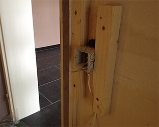 Square-profile batons along the light switch form the base on which the cover is later screwed through the fabric.