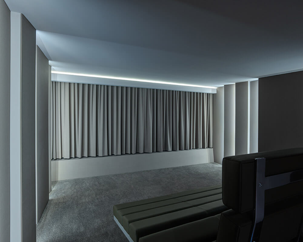 De indirecte LED-verlichting en de hoogwaardige akoestische bespanning zorgen voor een authentieke bioscoopsfeer en groot luistergenot.