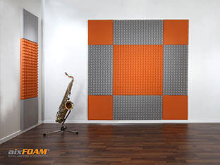 Self-adhesive acoustic foams SMOOD and MAYA provide visual and acoustic highlights.