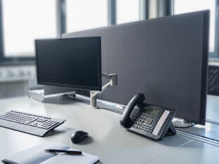 Les séparateurs de table aixFOAM VERTIGO Desk absorbent le bruit à la source et assurent une plus grande tranquillité et une meilleure concentration.