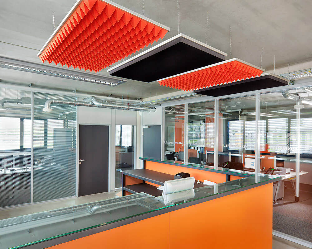 Sound absorbers GIZA and FELT in a fine aluminium cassette with ceiling suspension enhance acoustics and optics in the office.