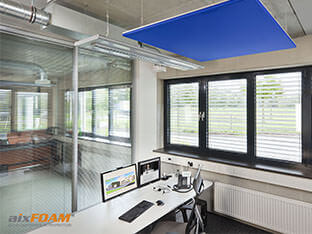 Acoustic sail FLOATIE directly above the workplace dampens sound and enhances the room.